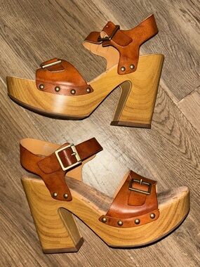 Korks Desiree platform sandals, brown leather strap design and a block heel
